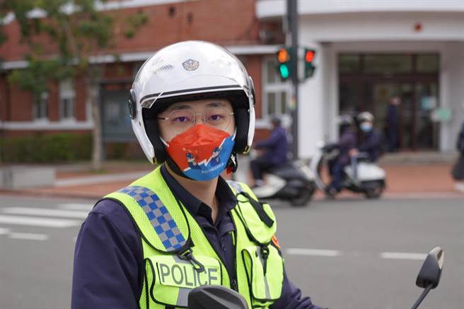 新竹市警局设计贴心反诈骗口罩，让防疫期间能见度最高的口罩当活广告，让大家能够兼顾防疫，年节期间也能反诈骗。（新竹市警局提供／陈育贤新竹传真）