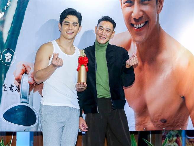 加賀美智久（右）替祖雄簽書會站台。粘耿豪攝