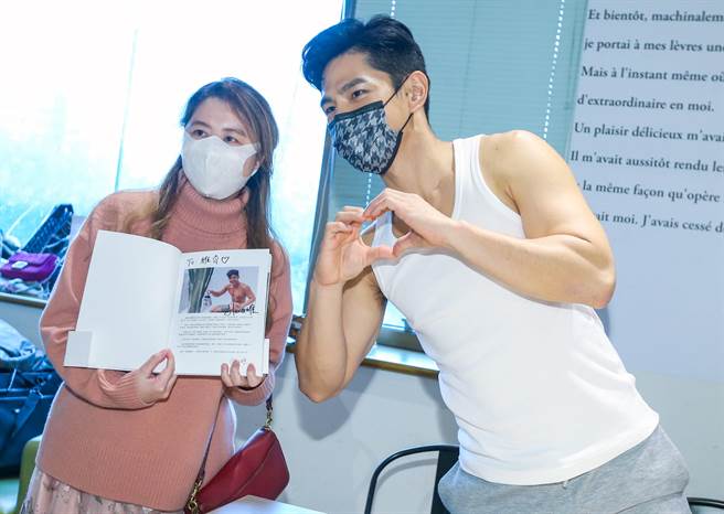 祖雄和粉絲合影。粘耿豪攝