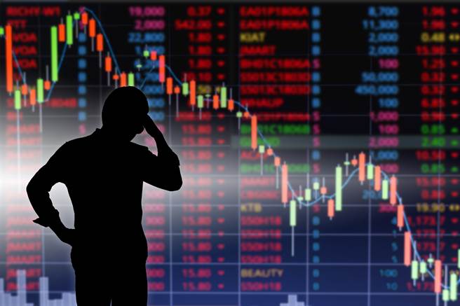 台股周五(21日)重挫318.98点，失守万八，外资卖超400亿元。(示意图/达志影像)