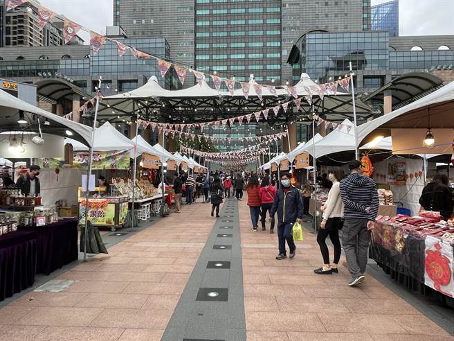 新北年货大街21日至23日在市民广场举办，不过开办至今受天气、疫情影响，人潮稀落，与前年人山人海的状况，相差甚远。新北市长侯友宜今也与各商圈协会及商业会代表出席，为摊贩带动买气，并鼓励大家踊跃用加倍券购买消费。（蔡雯如摄）