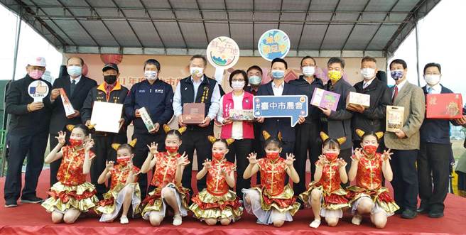 「農產嘉年華-年貨大賞」匯集台中各區特色農產，22日起至25日在南屯區台中花市熱鬧登場。（陳世宗攝）