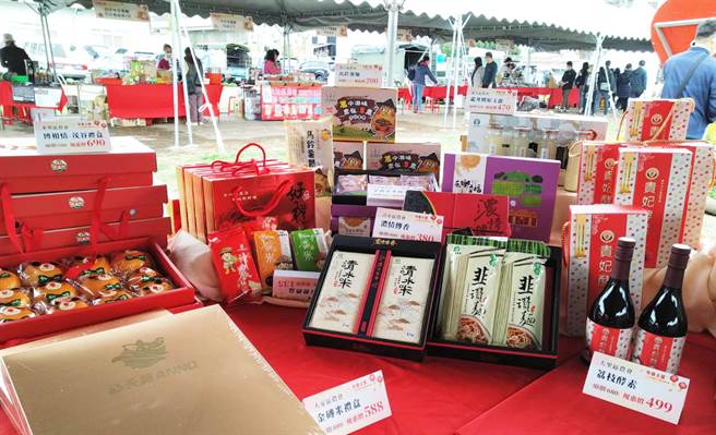 台中花市連續舉辦4天行銷活動，匯集台中各區特色農產品，提供消費者挑選年節伴手禮的好去處。（陳世宗攝）