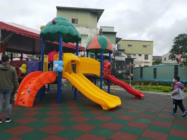 新北市土城工業區旁有處約536坪的廢棄鐵皮屋，長期閒置下變成流浪貓狗聚集處，市議員林金結接獲地方里長陳情後，向國產署溝通撥用，將該塊用地重新整地，雜亂用地化身為遊憩體健場。（林金結提供）