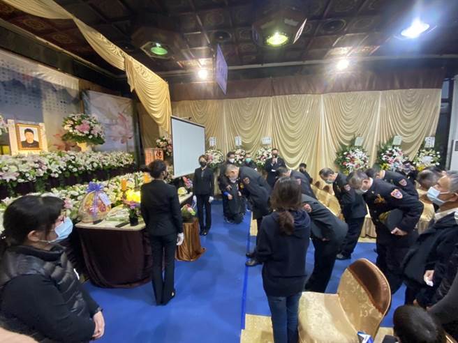 新北市消防局长率同仁至庄继如灵前致祭。（新北市消防局提供）