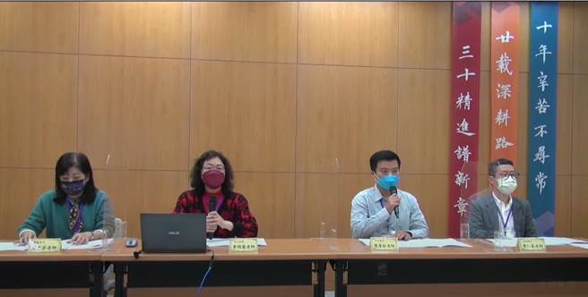 111学测第2天试程，下午第2科考科为首度登场的国语文综合能力测验。高中国文老师认为，考题结合时事，且重视应用，符合108课纲特色。(李侑珊翻摄)