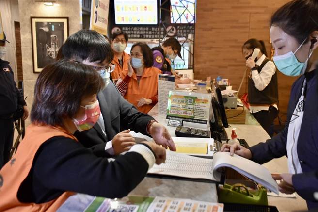 台中市政府聯合稽查小組，昨晚前往西屯區兩家夜店，稽查是否落實顧客管理、消費者是否符合疫苗施打滿兩劑等措施。（台中市政府提供）