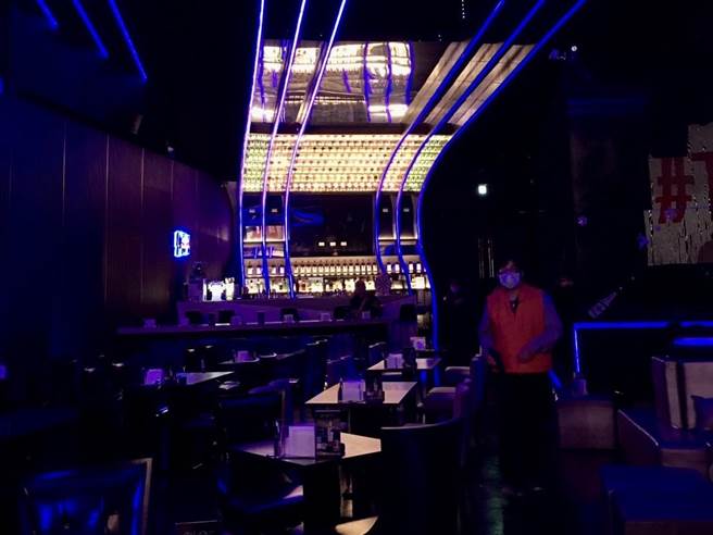 台中市政府聯合稽查小組，昨晚前往西屯區兩家夜店，稽查是否落實顧客管理、消費者是否符合疫苗施打滿兩劑等措施。（台中市政府提供）