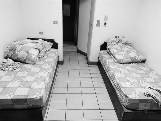 有家长抱怨防疫旅馆「亲子不友善」，称房间内的床没有防护措施，只能跟孩子挤在一张单人床。（图／翻摄自脸书《爆怨公社》）