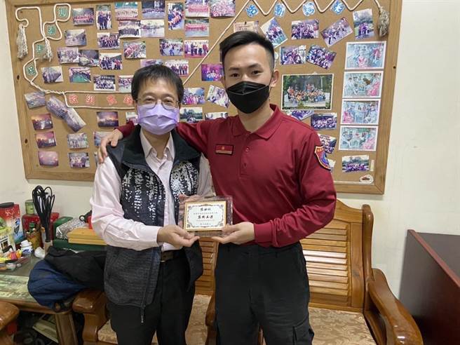 叶姓男子去年11月命危，获得消防员救起，今天到分队感谢。（消防提供）