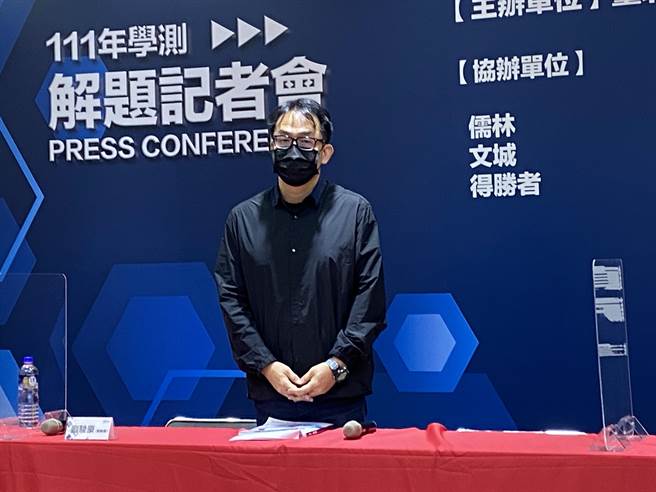 升学专家刘骏豪解析今年申请入学自然组校系通过一阶筛选的级分。（林志成摄）