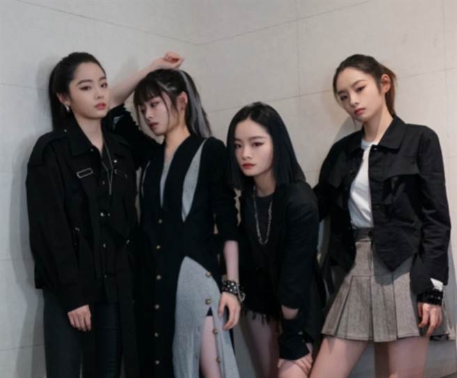 大陆近期有一女乐团「感应Telepathy」受到关注，由4胞胎朱婉冰、朱婉清、朱婉玉和朱婉洁组成。(图/ 摘自微博)