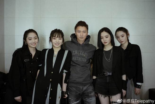 冰清玉洁4胞胎更是谢霆锋旗下艺人，还曾经一起登台演出。(图/ 摘自微博)