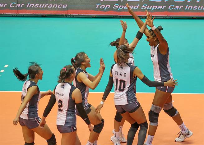 中國人纖球員在場上慶祝勝利。(中華排協提供)