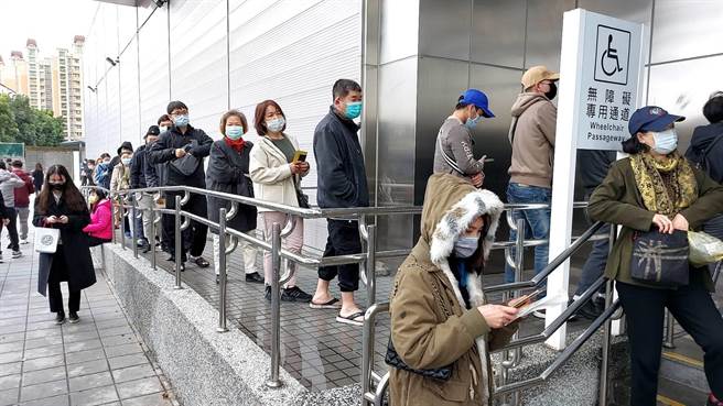 桃園遠雄自貿港區亞旭電子廠有70人染疫，專勤隊表示接獲許多移工詢問疫苗施打資訊，現場接種站更爆滿。（桃園市專勤隊提供／陳夢茹桃園傳真）