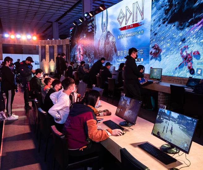 今年台北國際電玩展，共有來自20個國家，185家開發商暨遊戲公司參展，電玩迷入場後，到電競舞台區進行遊戲對戰。(羅永銘攝）
