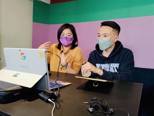 宣布投入台中市北区议员选战的杨宗澧，21日与中二选区新科立委林静仪合体直播。（杨宗澧提供／冯惠宜台中传真）