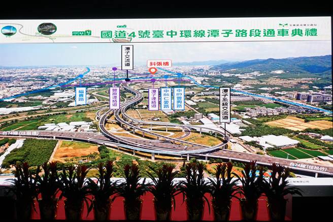 国道4号潭子路段歷经4年施工，22日晚间6点半开放通车。（王文吉摄）