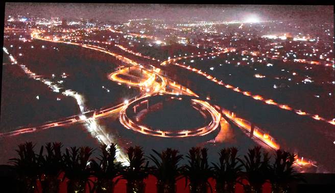 2022年1月22日晚间6点半，国道4号潭子路段通车路段点亮所有路灯，象徵台中环线交通迈向新里程。（王文吉摄）