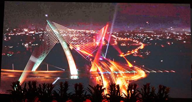 丰原连络道跨越旱溪的景观桥採用弦月意象单塔不对称斜张桥设计，晚间在造型灯光投射下，更显壮丽。（王文吉摄）