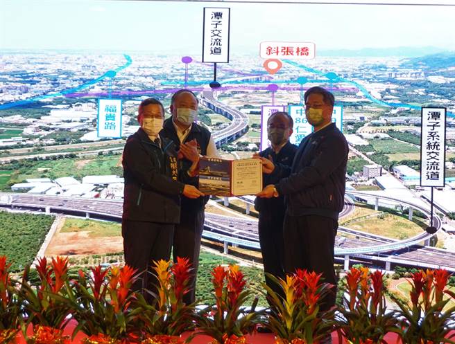 交通部政务次长陈彦伯（右二）将新辟丰原、潭子等两条总长约3.4公里连络道移交台中市政府。（王文吉摄）
