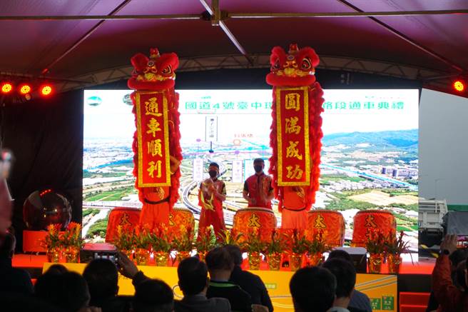 2022年1月22日晚间6点半，国道4号潭子路段通车路段点亮所有路灯，象徵台中环线交通迈向新里程。（王文吉摄）