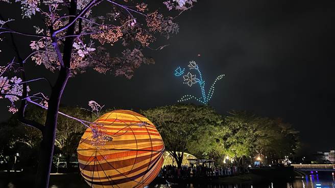 200台无人机在空中变化各式图案，搭配冷光烟火秀，令现场观眾看得惊呼连连。（张毓翎摄）