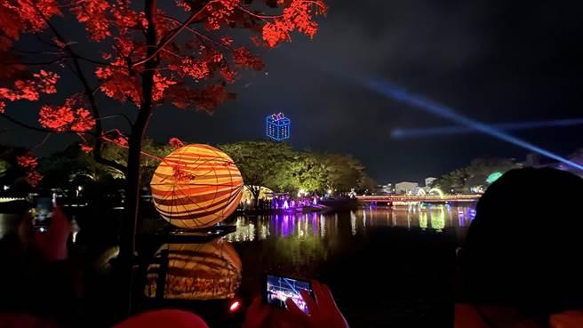 200台无人机在空中变化各式图案，搭配冷光烟火秀，令现场观眾看得惊呼连连。（张毓翎摄）