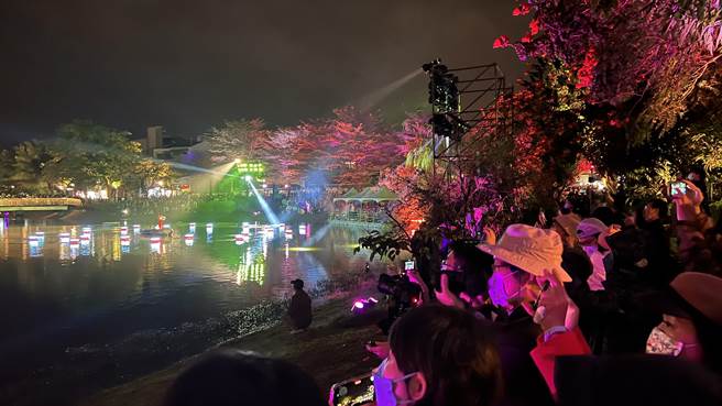 天空虽飘着细雨，会场周边仍挤满人潮。（张毓翎摄）