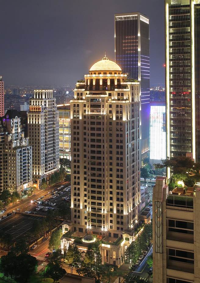 七期为中部企业家与豪宅客的首选地区，联聚信义和中雍大厦为七期指标建案。（卢金足摄）