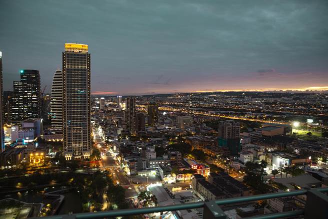 台中年度十大豪宅榜最新出炉，即将完工落成的「联聚瑞和大厦」登上榜首。(卢金足摄）