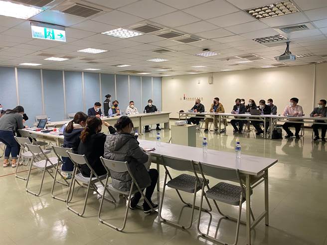 王必勝宣布遠雄園區全面停工擴大採檢，更坦言接下來確診不會少。(圖／王必勝臉書)