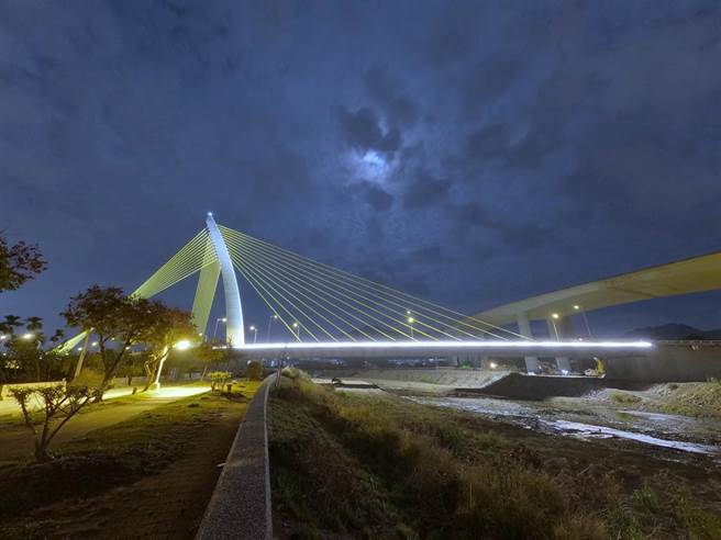 丰原联络道斜张桥夜景。（高速公路局提供／王文吉台中传真）
