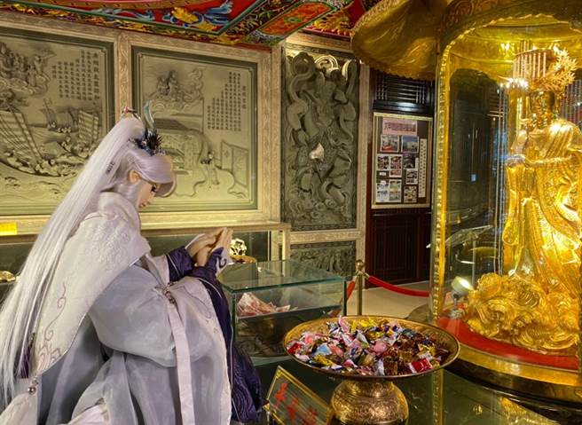 素還真現身台中大甲鎮瀾宮拜媽祖祈福求平安。（威視提供）