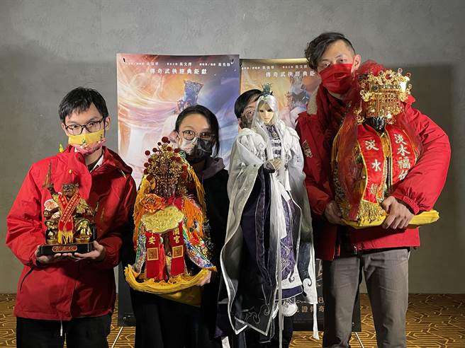 媽祖、虎爺金身21日晚現身戲院看《素還真》，素還真本尊陪看。（威視提供）