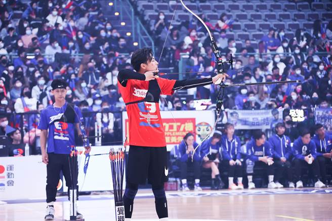 红队队长王子在射箭竞赛中，展现帅气英姿。（罗永铭摄）