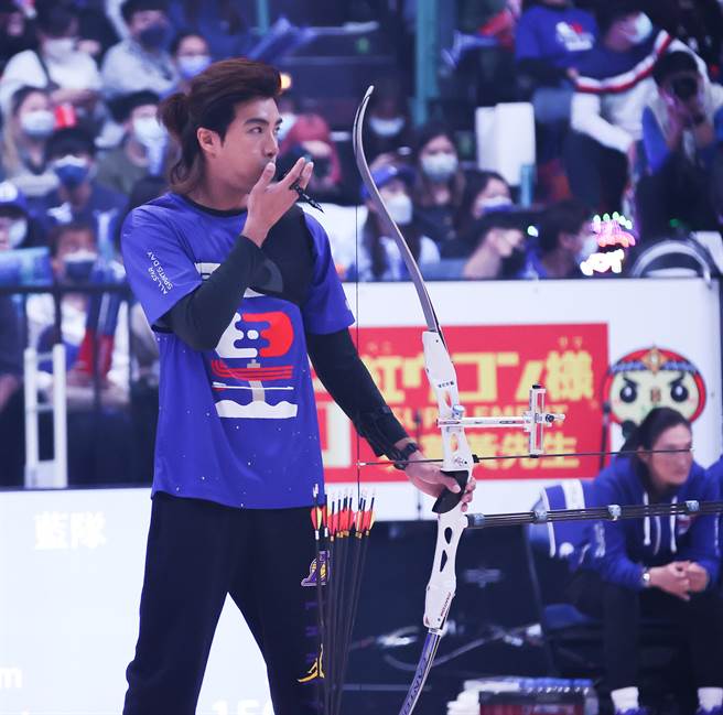 蓝队队长贺军翔参加射箭竞赛。（罗永铭摄）