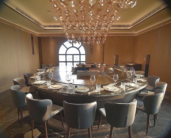 〈焰‧铁板烧〉全新换装有一大包厢，可接待16位客人。图／姚舜