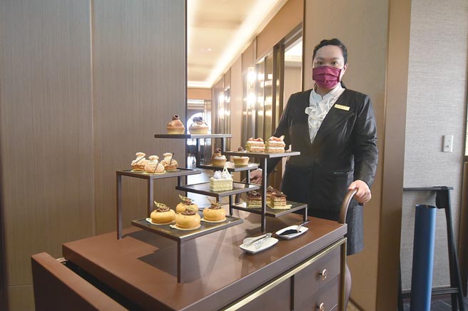 餐后甜点是由服务员将甜点车推至客人桌边让客人自选。图／姚舜