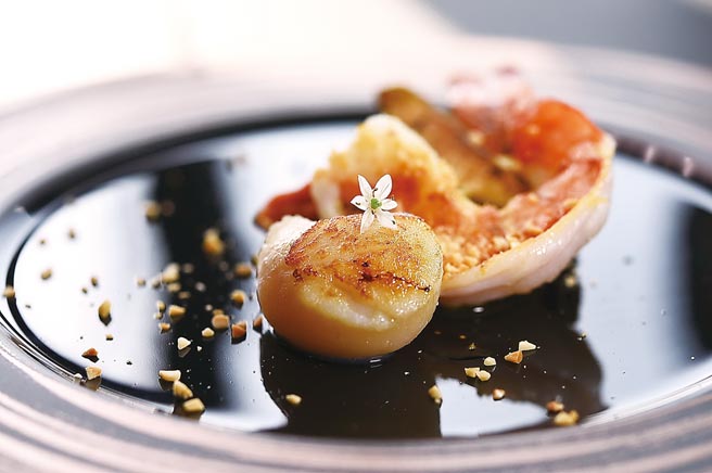 〈热前菜〉先将九孔鲍鱼、海虎虾、北海道生食干贝在铁板上香煎后淋上柠檬伏特加，点火炙烧增加风味。图／姚舜