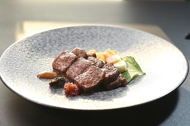 〈香煎无骨牛小排〉採用1855美国顶级安格斯无骨牛小排，油花丰富、肉质软嫩中带点嚼劲。图／姚舜