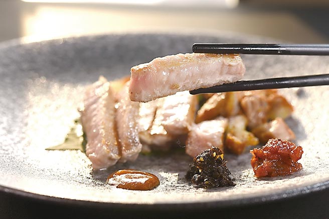 〈香煎伊比利带骨里肌〉没有猪腥味，带些许油花，乾煎后肉色粉红、肉质细嫩。图／姚舜