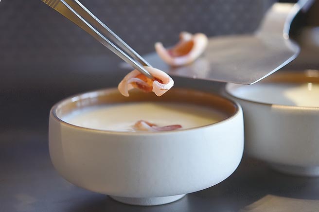 〈美浓白玉芜菁浓汤〉搭配了澎湖小卷一夜乾与底部的辣根蒸蛋。图／姚舜