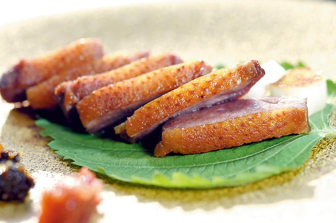 享用〈熟成鸭胸〉时，可用韩国芝麻叶包裹鹅胸，如韩式生菜包肉吃法享用。图／姚舜