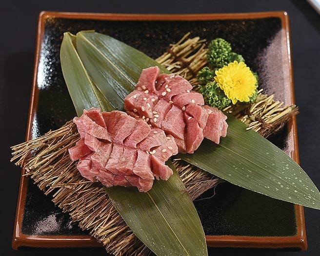 套餐的第一道烤物是〈澳洲和牛牛舌〉，主厨以日式「蓑衣切」手法切割，烧烤时受热更平均，且口感更富层次。图／姚舜