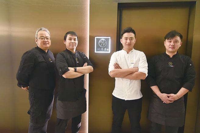 〈一牛楽〉牛肉分切是橘焱集团行政主厨许嘉璋（左一）负责，品牌主厨为陈威翰（右二）。图／姚舜