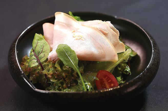 〈生火腿柚子油醋沙拉〉以柚子油醋为沙拉提味，并搭配了「ROU BY T-HAM」的超大片带皮生火腿。图／姚舜