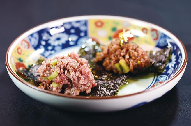 〈炙烧生牛肉〉是以鞑靼牛肉概念，将日本和牛绞肉炙烧释放「和牛香」后，再以柚子胡椒与韩式辣酱分别提味。图／姚舜