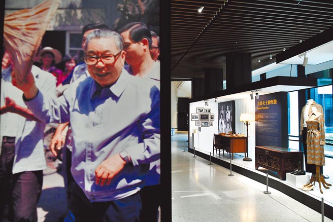 台北市人文新地标「经国七海文化园区」，歷经7年兴建及整备，将在1月22日开幕、23日开放，园区内有已故前总统蒋经国及家人在台湾住最久的住所「七海寓所」，完整呈现当年其生活样貌。园内「蒋经国图书馆」，收藏了蒋经国的事蹟及文物。（中新社）