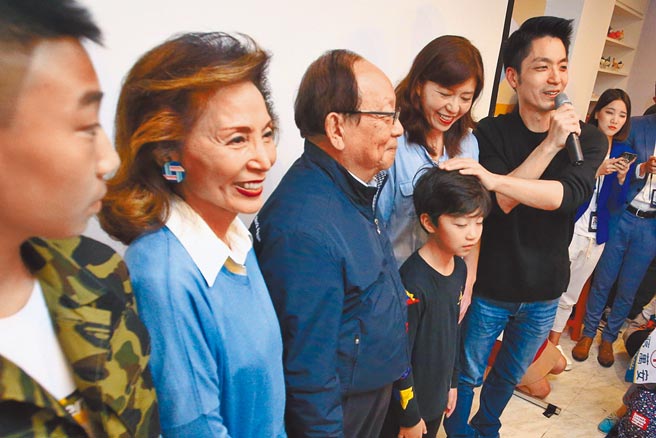 国民党立委蒋万安（右起）与妻子石舫亘、父亲蒋孝严、母亲黄美伦。（本报资料照片）